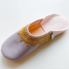 Lade das Bild in den Galerie-Viewer, Babouche Malika Lavender// dear Morocco original leather slippers
