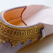 Lade das Bild in den Galerie-Viewer, Babouche Malika Lavender// dear Morocco original leather slippers
