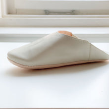 Carica l&#39;immagine nel visualizzatore di Gallery, Simple Babouche Shirakaba // dear Morocco original leather slippers
